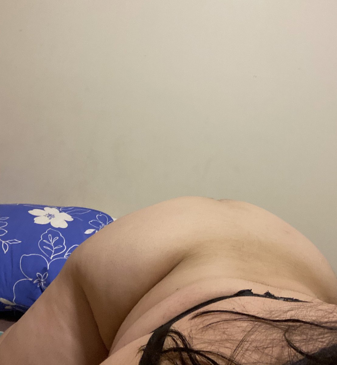 ririleebabyx's tweet photo. someone come and rail me in the backseat of a car parked at starbucks 😌 like just lift up my skirt and go to town 🥵 https://t.co/MNl7We5liH