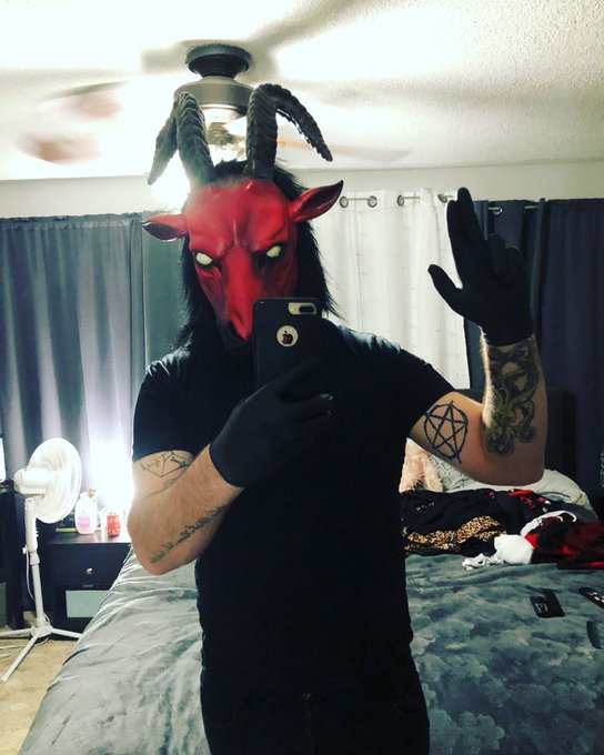 Post an image of yourself as the final boss without downloading new pics https://t.co/KUdcW3ngt7<a href="/tag/twitch"class="tags"><span>#twitch</span></a>