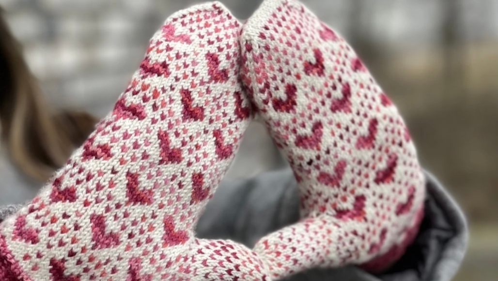 _lolodidit's tweet photo. We have KITS on the shop for the Glitz mittens from @tellybeanknits new book Knit Happy with Self Striping Yarn.
#lolodidit #glitzmittens #tellybeanknits #glitz #handknitmittens #knitmittens #knithappy #yarn #indiedyer #knit #knitting #handdyed https://t.co/vbE9AxRZgT