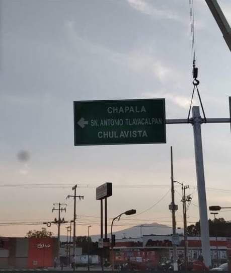 SemanarioLaguna's tweet photo. 🌐 #CharquitoInformativo | San Antonio Tlaya... ¿Qué? La  nueva señalización que se instala en el acceso a #Ajijic, #Chapala, presenta un error en el nombre de una de las delegaciones, pues se lee Tlayacalpan el lugar de Tlayacapan. https://t.co/VmvjJrkEwx