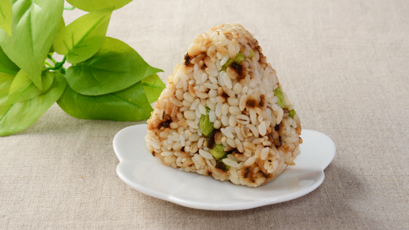 ローソン 国産もち麦入り枝豆と塩昆布おにぎり です 枝豆の食感と 混ぜ込んだ塩昆布のおいしさが楽しいおにぎりです ローソン おにぎり T Co Siud3kavpc T Co Xyxwu2flrz Twitter