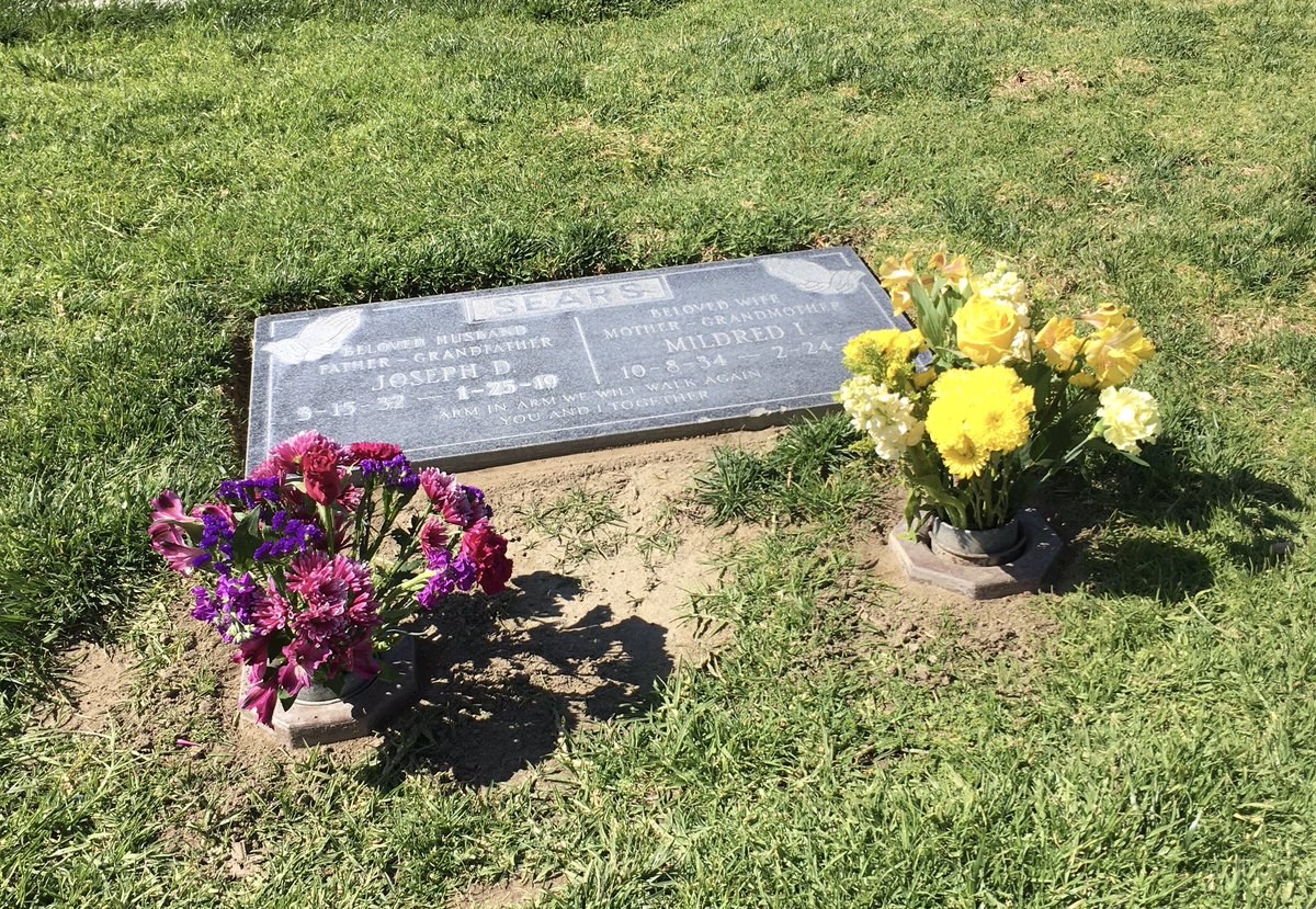 10butterflys's tweet photo. Took flowers to my parents today. Anniversary of my mom becoming an Angel in Heaven. #missingyouboth https://t.co/E3TZClPSHt