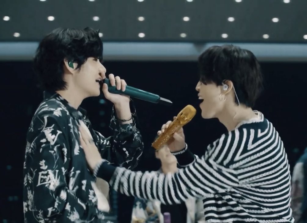 Bbreadcheeks's tweet photo. VMIN singing while looking at each other a never ending saga
╮(╯▽╰)╭ 
#vmin https://t.co/QtdyWJsKbf