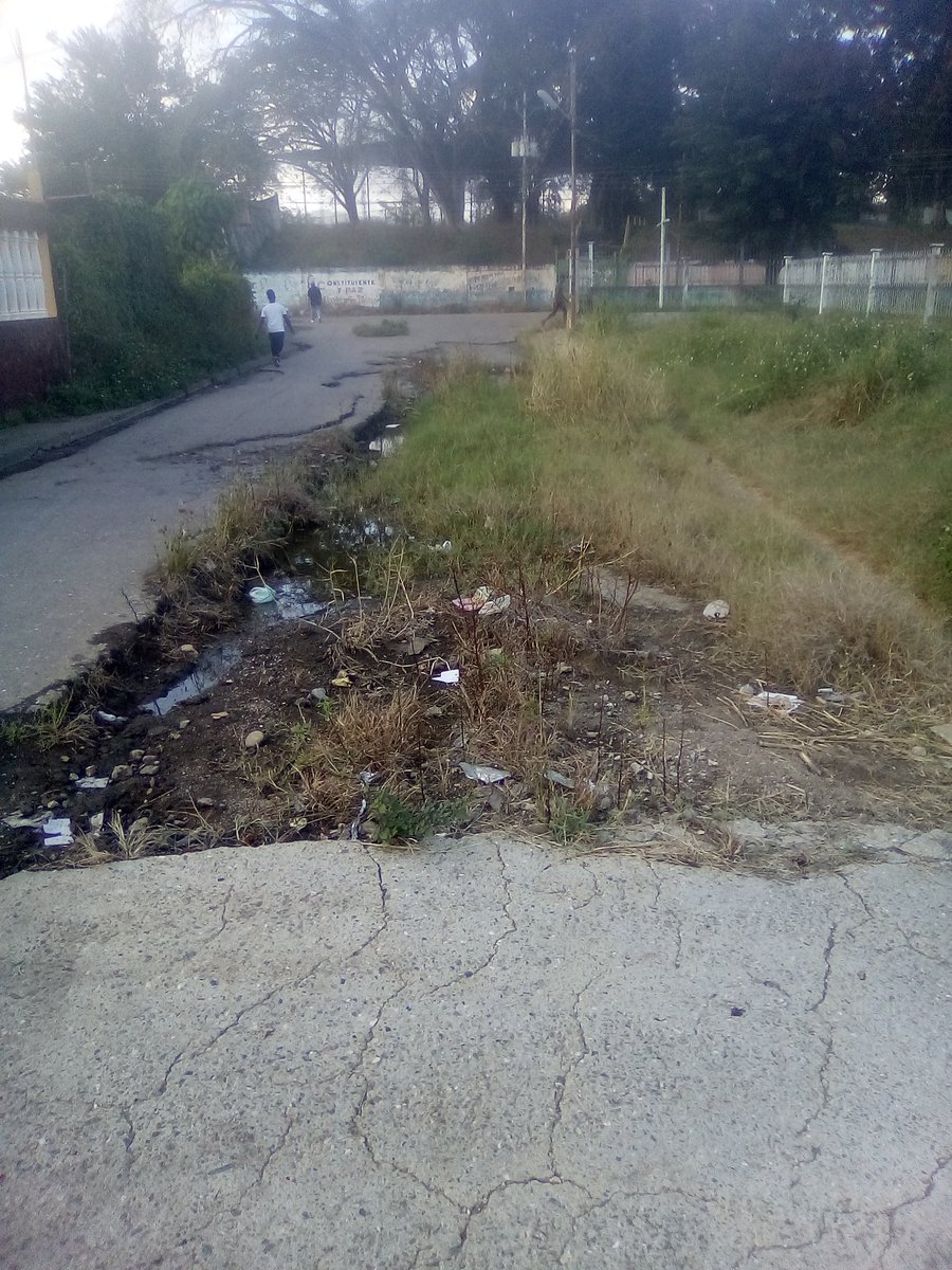 efremda's tweet photo. @JeanCRodriguez_ así se encuentra la entrada del sector Salamanca en las afueras del terminal de Cúa https://t.co/XpOlFFbpKO