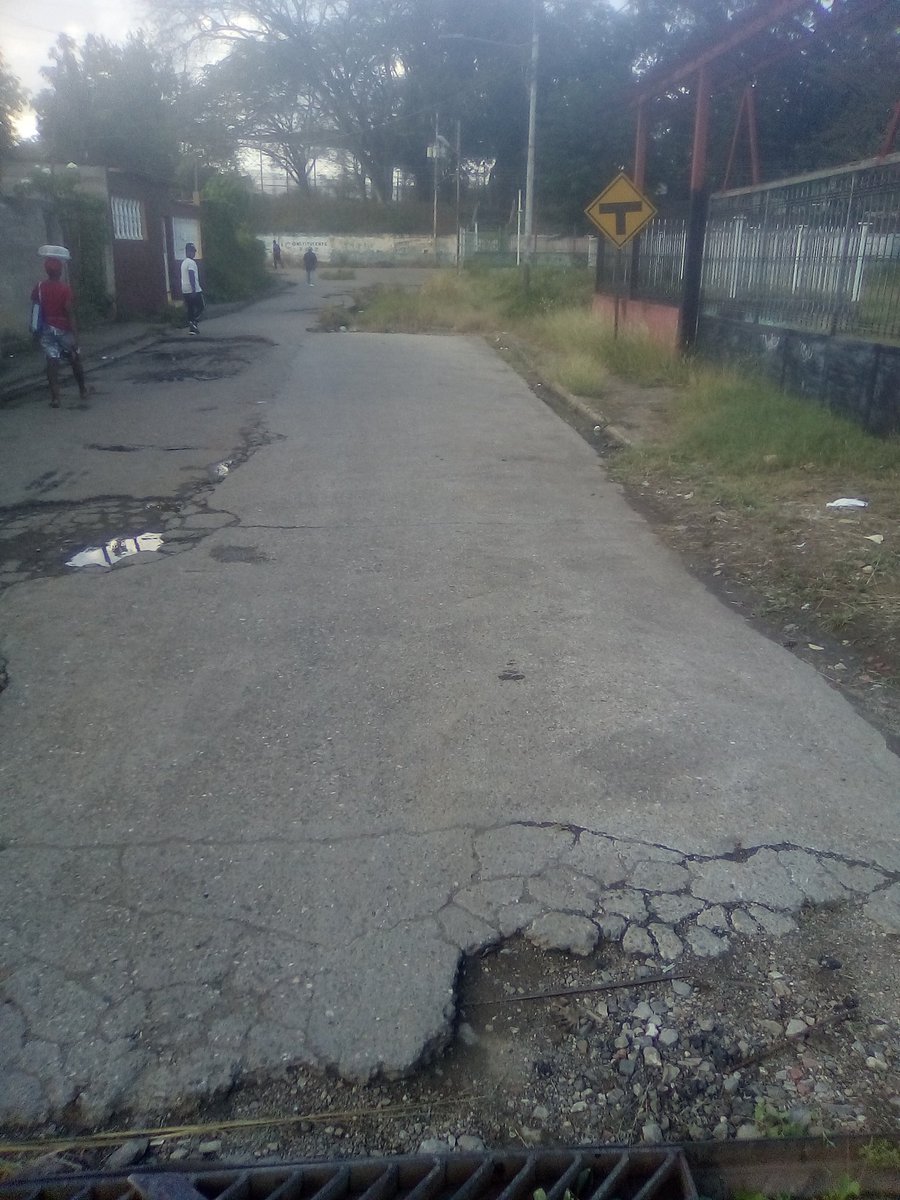 efremda's tweet photo. @JeanCRodriguez_ así se encuentra la entrada del sector Salamanca en las afueras del terminal de Cúa https://t.co/XpOlFFbpKO