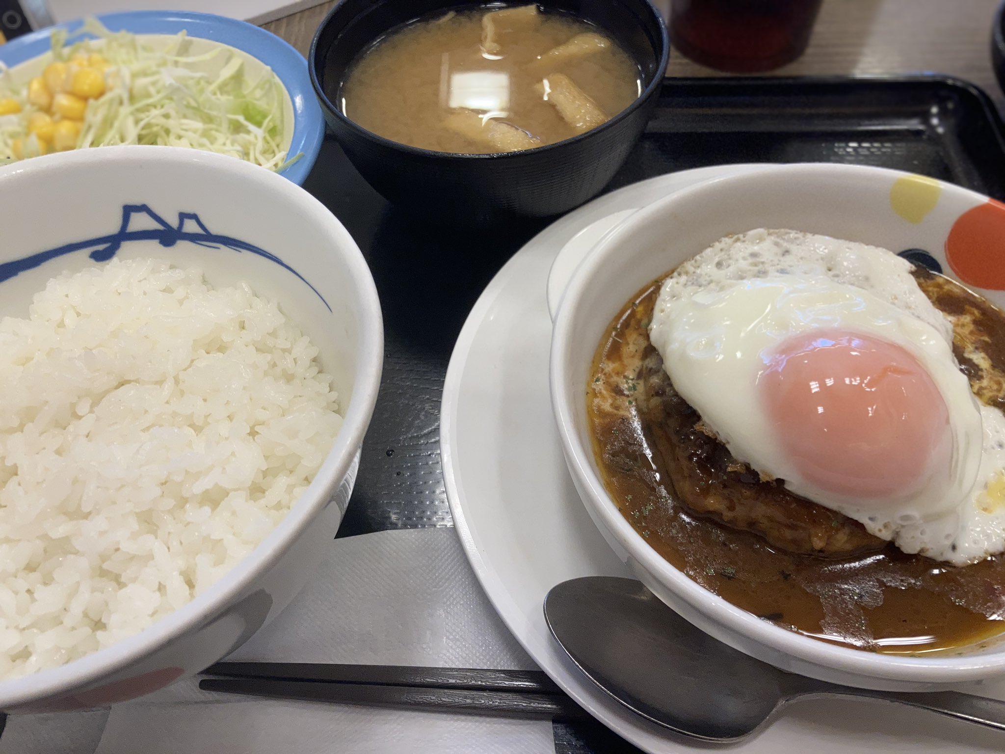 公式 松屋 ランチはブラウンソースエッグハンバーグ定食 安定の美味しさです ハンバーグと目玉焼きって 子供の頃からずっと好きなメニューです 丑年に松屋 ハンバーグ T Co Mtakhfdkgb Twitter
