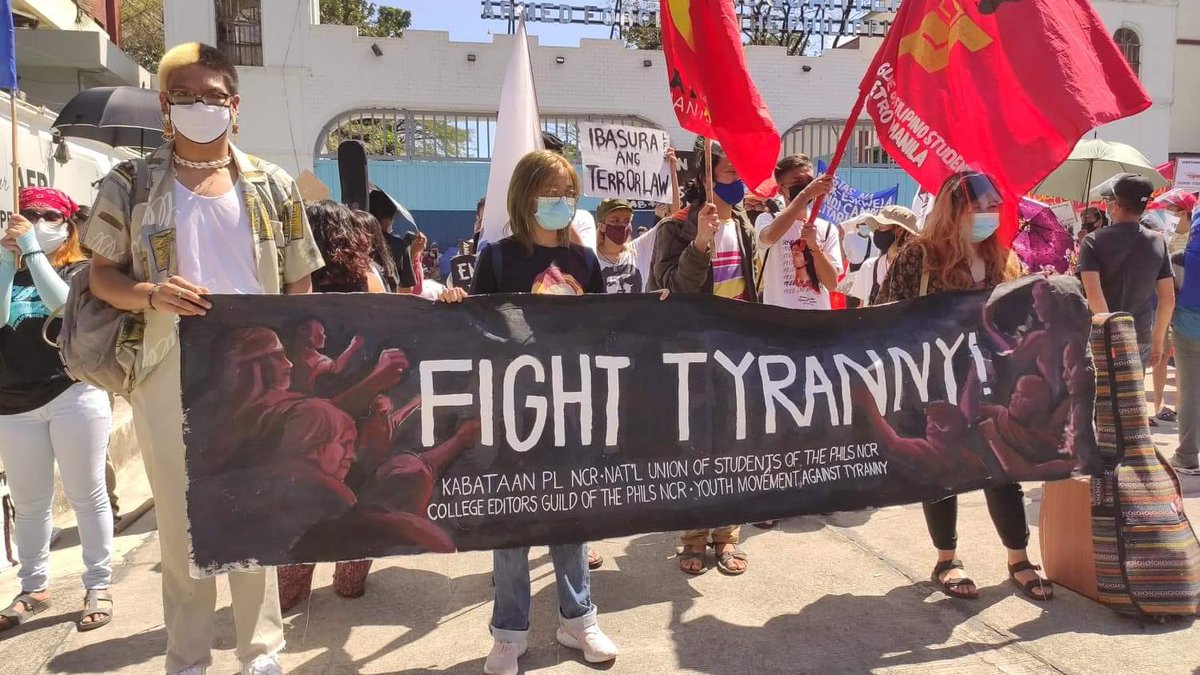 AlaySiningKAL's tweet photo. TINGNAN: Kasalukuyang nagtitipon-tipon ang mga progresibong grupo mula sa iba't ibang sektor sa tapat ng General Headquarters ng AFP upang iparating ang kanilang mga panawagan ngayong ika-35 anibersaryo ng EDSA People Power. https://t.co/Vhq86cMddR