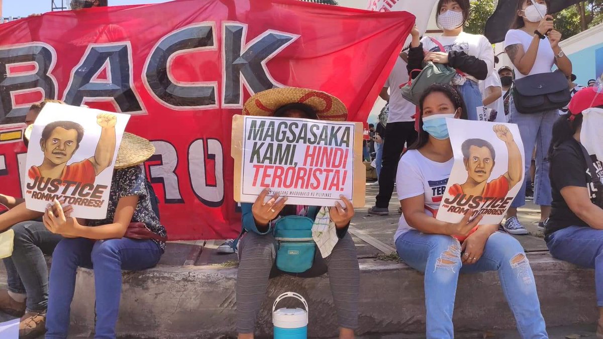 AlaySiningKAL's tweet photo. TINGNAN: Kasalukuyang nagtitipon-tipon ang mga progresibong grupo mula sa iba't ibang sektor sa tapat ng General Headquarters ng AFP upang iparating ang kanilang mga panawagan ngayong ika-35 anibersaryo ng EDSA People Power. https://t.co/Vhq86cMddR