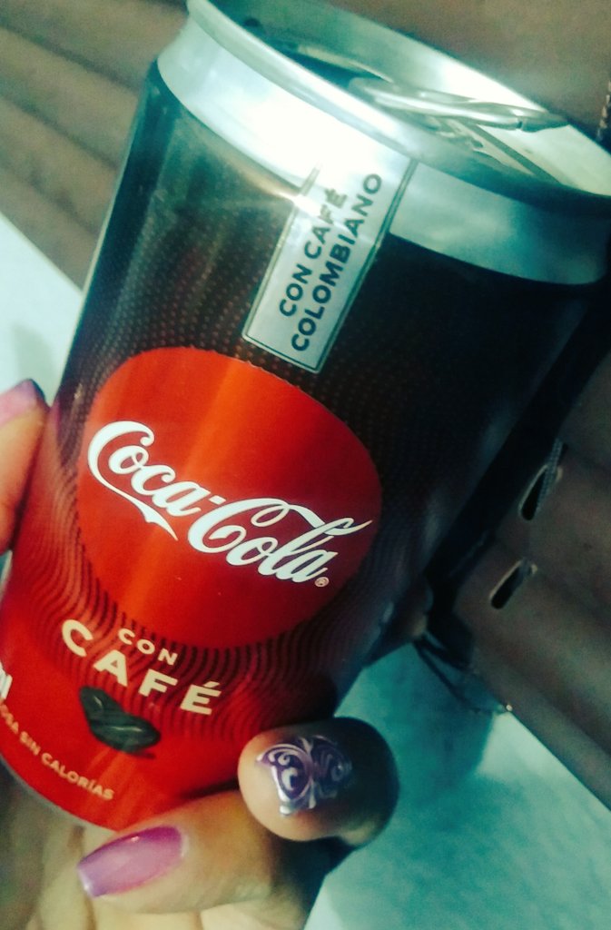 sasdigraf's tweet photo. Mi primera vez probando la #CocaColaDeCafé... No está mal para mi gusto, pero yo le bajaría un poco ese sabor a caramelo y ayudaría a que fuera menos dulce @CocaCola #cokewithcoffee https://t.co/1LFCY2Fksu