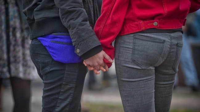 Cooperativa's tweet photo. "Un precedente que va a permitir que otras mujeres sigan el mismo camino": Inédito fallo obliga a Isapre a pagar tratamiento de fertilidad a pareja de lesbianas #CooperativaEnCasa https://t.co/a8Ijsdek0Z https://t.co/pZCiY1d6xg