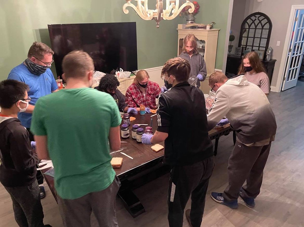 CrossbridgeCom3's tweet photo. A big thanks to our CByouth for helping make 200 PB&J sandwiches for Cathedral Kitchen for the homeless of Camden. Thanks for showing love to our neighbors in need.
Check out more ways to serve: https://t.co/YeZq1SOu89
#crossbridgeserves #thisiscrossbridge #cbyouth #cblocal https://t.co/mpS2QfxeNc