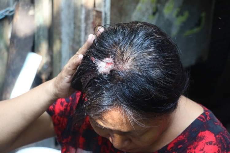 AyeChan45009923's tweet photo. @Myanmar_Now_Eng Dozens of thugs attack the residents inside a Myanma railway's residential quarter this morning in February 25.
#WhatsHappeninglnMyanmar 
#Feb25Coup https://t.co/wbS5EzRJL6