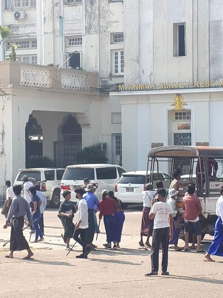 AyeChan45009923's tweet photo. @Myanmar_Now_Eng Dozens of thugs attack the residents inside a Myanma railway's residential quarter this morning in February 25.
#WhatsHappeninglnMyanmar 
#Feb25Coup https://t.co/wbS5EzRJL6
