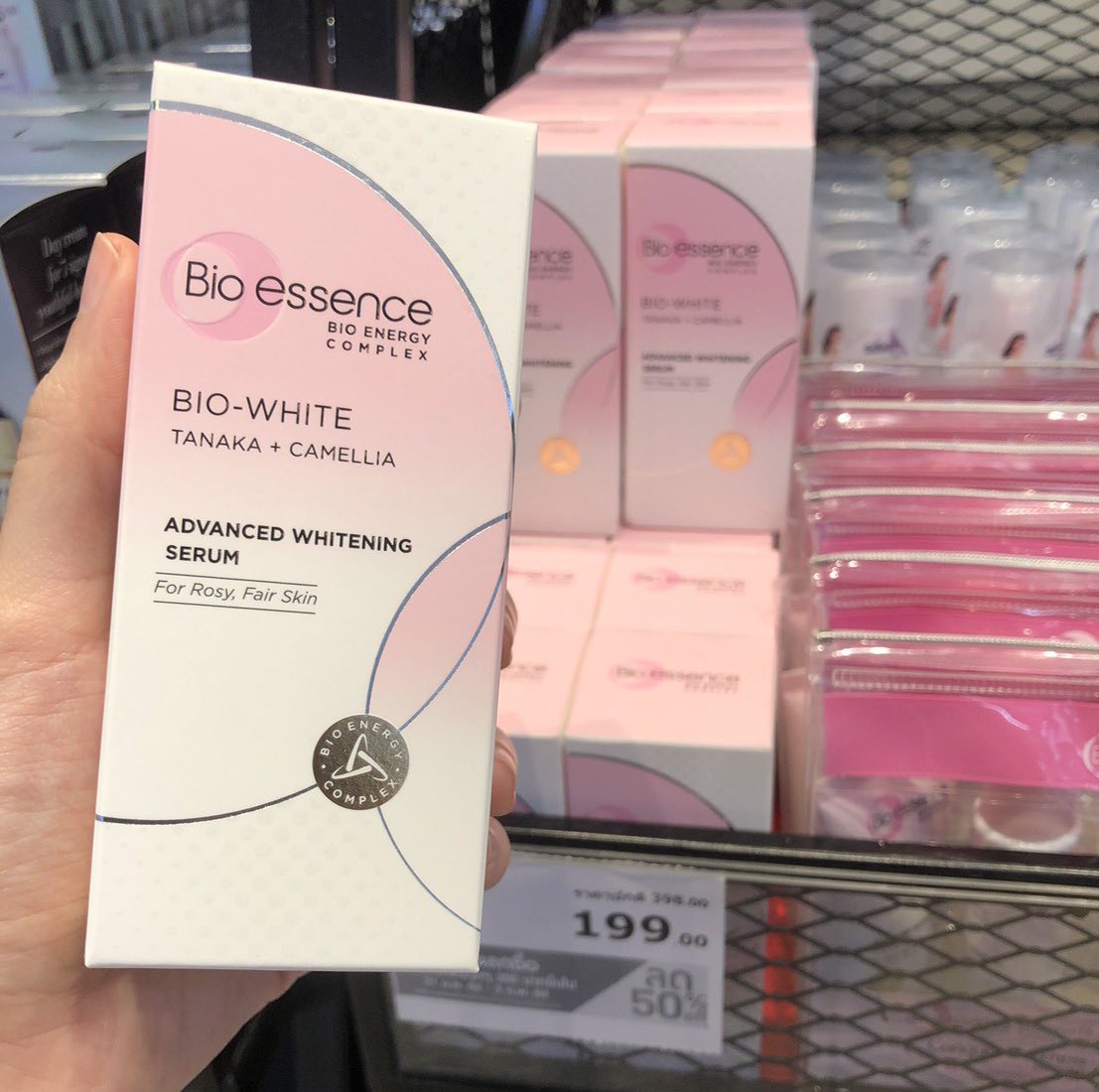 mimilkss's tweet photo. ส่วนตัวใช้คลีนซิ่งของ Bio Essence อยู่แล้ว นี่ได้ลอง Bio-White Serum ที่ช่วยเรื่องความกระจ่างใส มีส่วนผสมทานาคาและคามิเลีย คือซึมง่ายมาก แห้งไวไม่เหนียวหน้าเลยอะ หน้ากระจ่างใสขึ้นใน 7 วันจริง มีโปรแลกซื้อที่วัตสันเหลือ 199.- บาทเอง รีบไปสอย
#BioEssenceTH #BioWhite #รีวิววัตสัน https://t.co/rvwc9A8qgt