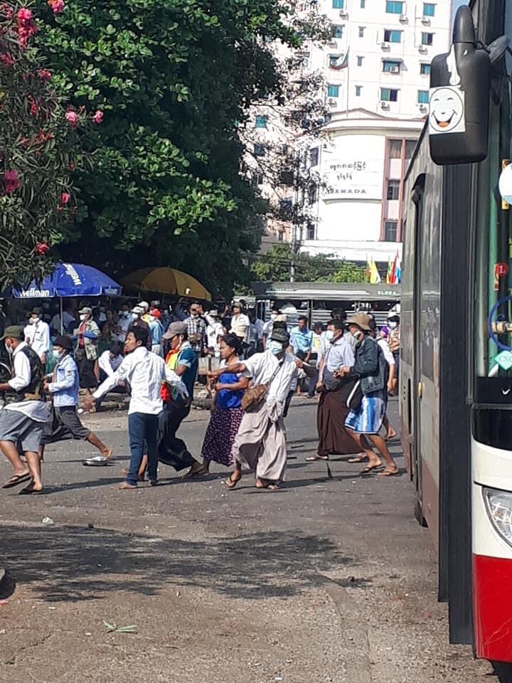 Police removed barricades for the Junta-backed mob to pass through. Many of those were seen carrying weapons (metal rods, knives, slingshots) &amp; are inciting violence towards peaceful protesters.<a href="/freya_cole/">Freya Cole</a> REJECT MILITARY COUP #WhatsHappeningInMyanmar #Feb25Coup #MilkTeaAlliance