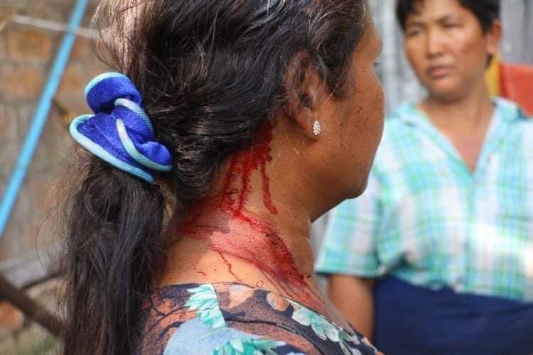 NgwePhyu1's tweet photo. Dozens of thugs attack the residents inside a Myanma railway’s residential quarter this morning in Feb 25. #whatshappeninginmyanmar #Feb25Coup @freya_cole #CrimesAgainstHumanity https://t.co/n9kwbYLAaY