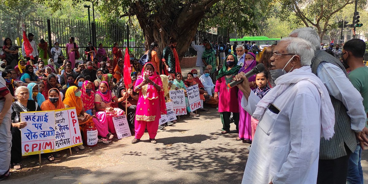 cpimspeak's tweet photo. मोदी सरकार की ओर से पेट्रोल, डीज़ल और रसोईगैस की लगातार बढ़ाई जा रही कीमतों के खिलाफ आज दिल्ली राज्य कमेटी ने प्रदर्शन किया। सभा को पोलितब्यूरो सदस्य कॉम बृंदा करात और कॉम हनन मोल्ला सहित कॉमरेड्स मरियम धावले, अशोक धावले व दिल्ली राज्य कमेटी सचिव कॉम. के एम तिवारी ने संबोधित किया https://t.co/7iEB6M6Bvj