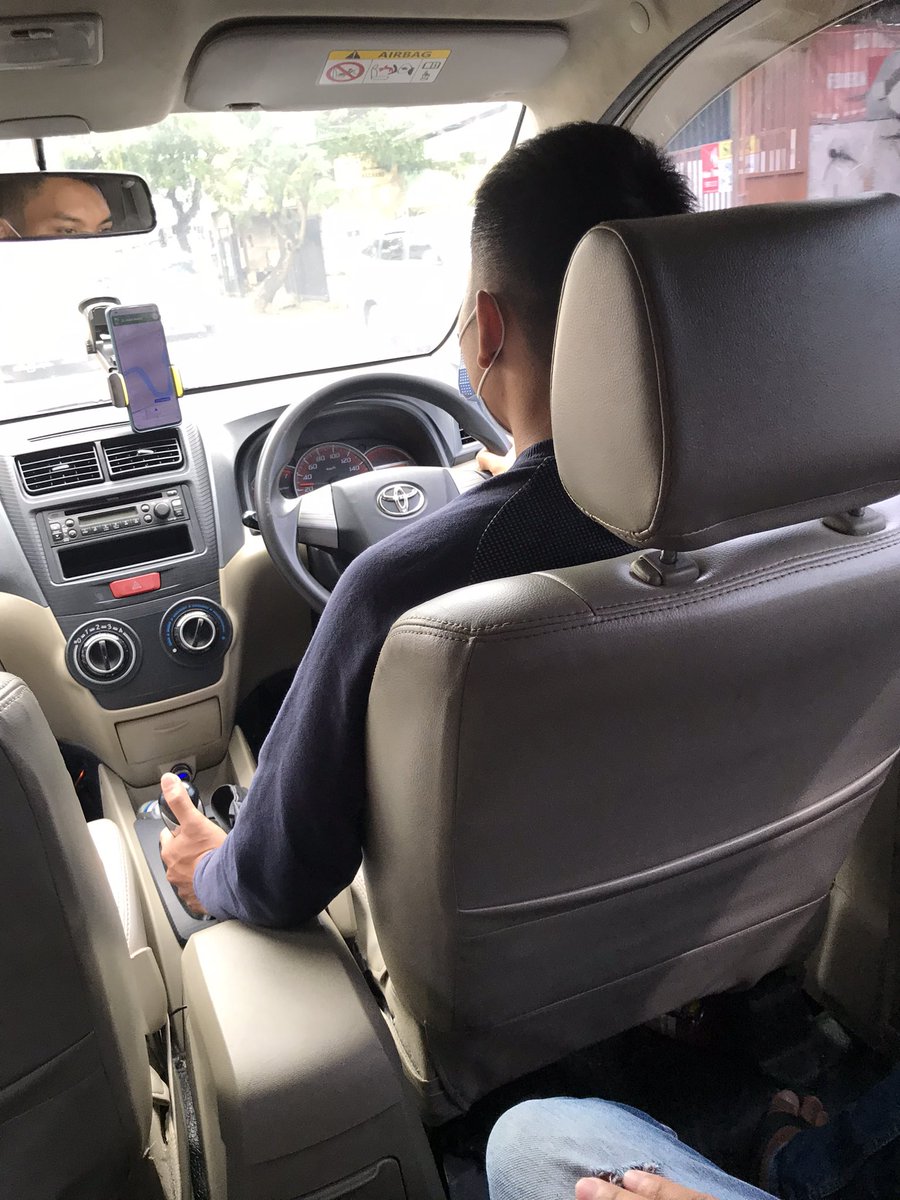 nisotang's tweet photo. Hari ini pesen gocar &amp; kecewa bgt sm pelayanan @gojekindonesia ngerasa diboongin bgt. Di aplikasi layanan tertera kalo armada yg dipesan memiliki sekat, tp ternyata pas dateng jeng jeng ga ada sekatnya. Mana bawa bayi lagi. Bener2 mending pesen jasa car sebelah deh... https://t.co/qIRW8OQKV4