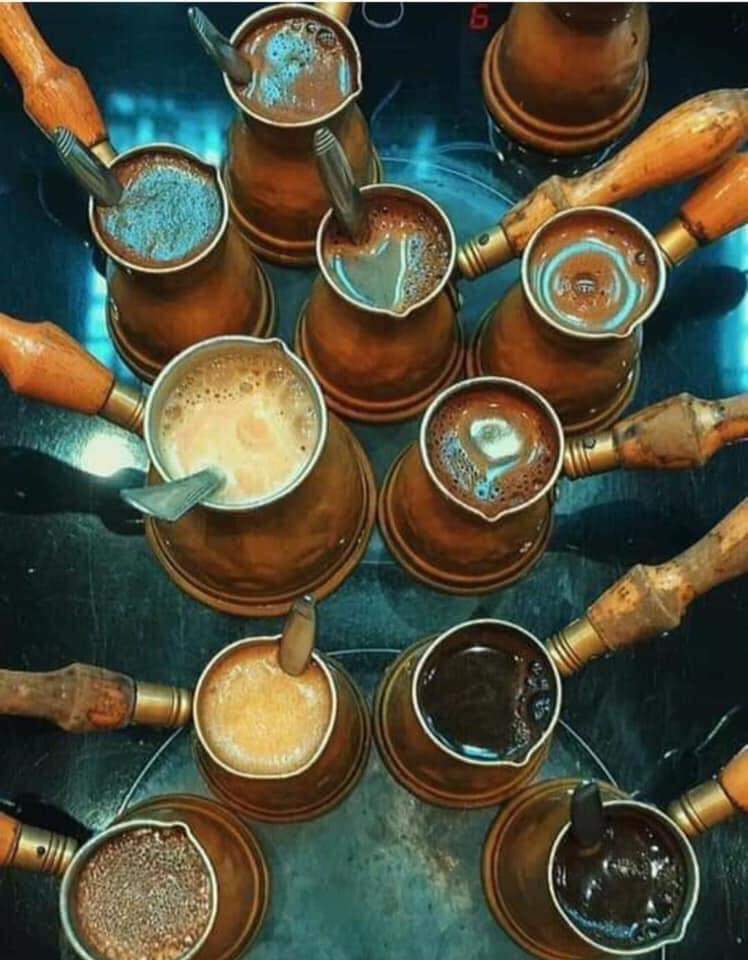 القهوة هي مشروب الأفراح و الأحزان ، ومحطات السفر، ولقـاء الاصدقاء ، انها صديقة الانتظار  و صديقتي❤️💙.