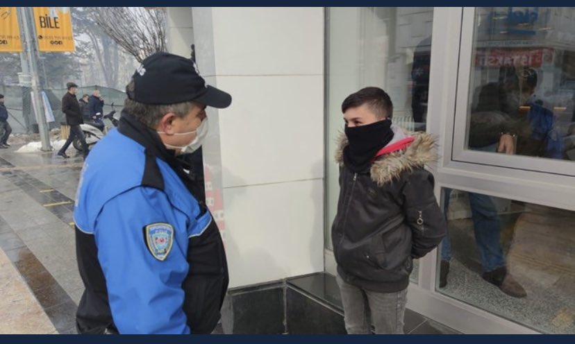 nrlhyildiz's tweet photo. Soldaki, Babası 900 lira fazla çeken çocuk 

Sağdaki, yasaklardan muaf topluluk

#YasaksaHerkeseYasak https://t.co/tkAwf5EJF2