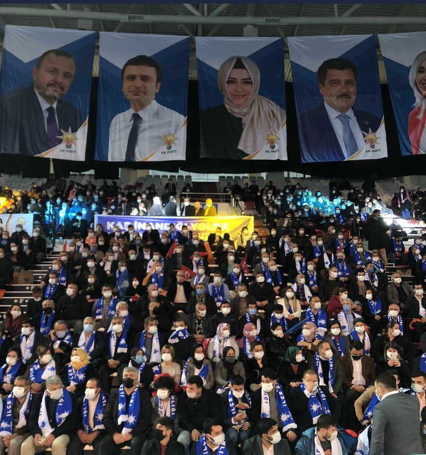 Soldaki, Babası 900 lira fazla çeken çocuk 

Sağdaki, yasaklardan muaf topluluk

#YasaksaHerkeseYasak