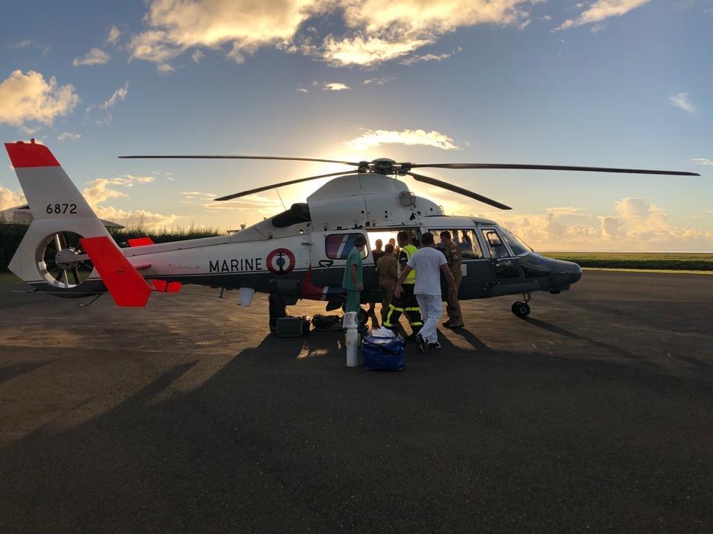 [#FAPF] Le 10/02, un hélicoptère interministériel Dauphin et un Casa de l’ET82 ont réalisé #ensemble une évacuation médicale au profit d’une femme enceinte proche du terme sur l’île de Rapa, l’île la plus australe de la Polynésie française. #SolidaritéDéfense