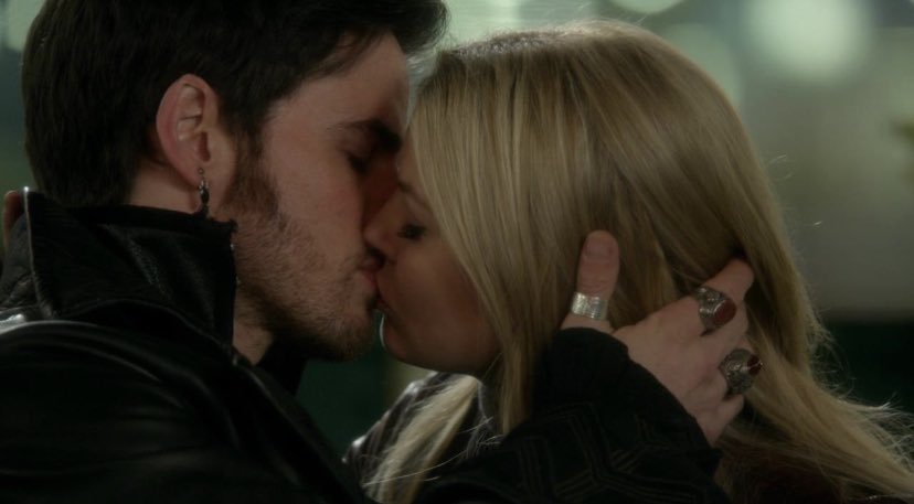 bestkisseswrld's tweet photo. Captain Swan, from Once upon a time. https://t.co/bpMPNxcgCP