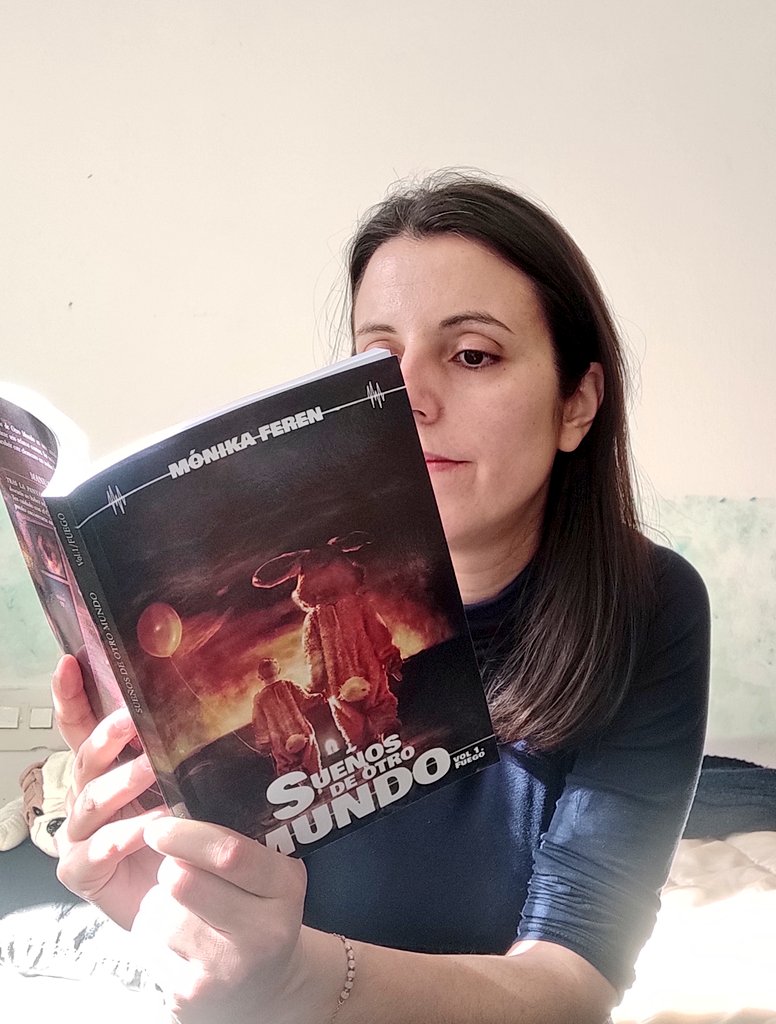 monika_feren's tweet photo. Buenos días soles✨ Hoy se viene #autounboxing de los libros de Sueños de otro mundo con sus nuevas reediciones 🔥💧💧🔥 Si alguien está interesado, que me avise y hacemos precio🤗 #sdom https://t.co/mAqi2ASm20