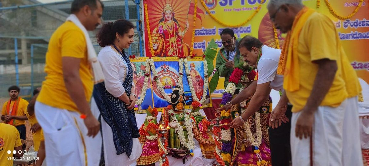 MediniudayGarud's tweet photo. performing #Agnihotra Homa & 108 #Suryanamaskara on #rathasaptami & program organised by #SPYSS in assn. with #garudafoundation #Udaygarudachar held at #Nationalcollege Grounds #Chikpetconstituency https://t.co/4bBKrY6qKy