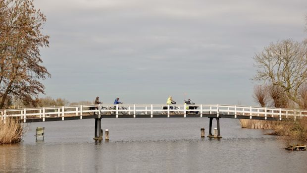 Goedemorgen! Vanmiddag wordt de grote februariwarmte getemperd door een zwakke storing. Dat gaat gepaard met, het eerst in het zuidwesten, enige regen. Lees meer op: buienradar.nl/nederland/weer…