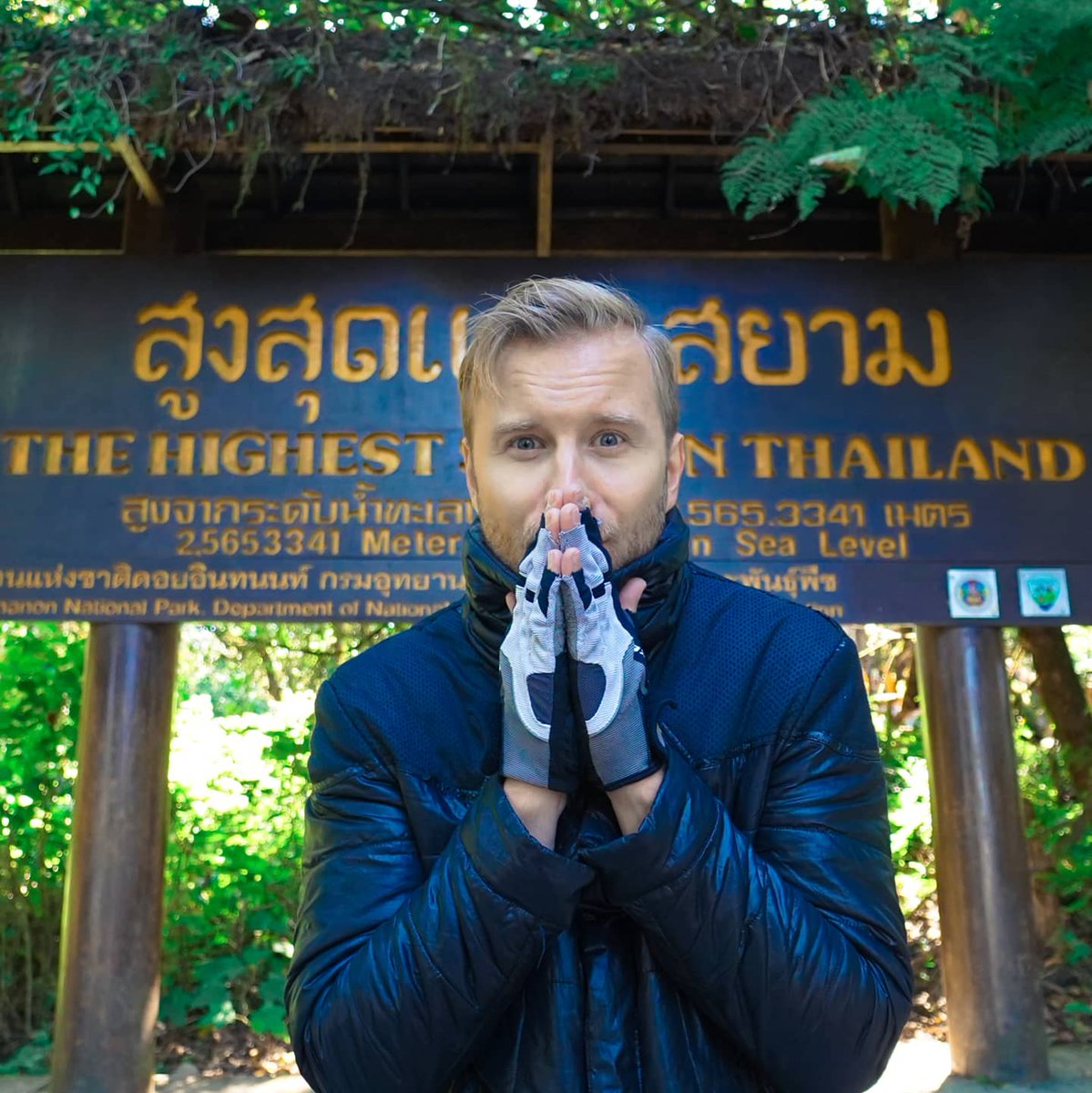 MickeyStotch's tweet photo. If you think Thailand is a country where you always feel hot - well, this is wrong! Try to visit Doi Inthanon.. or just any 7-Eleven ❄☃️😅
#thailand🇹🇭 #thaistyle #thaiculture #ประเทศไทย #เที่ยวไทย https://t.co/LCeGDPbx9H
