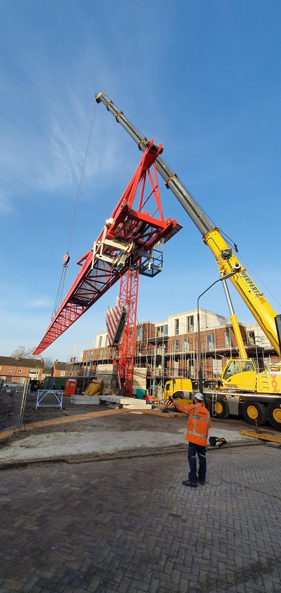 Ruwbouw gereed, het grote werk zit erop, demontage torenkraan bij de 50 woningen gemert van Goed Wonen