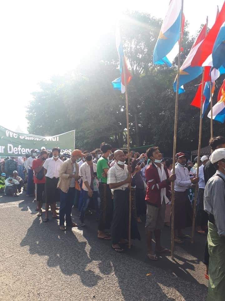 W_Lwin's tweet photo. Pro-military protesters were marching in the downtown area and have started to violently react. These brainwashed and paid pro-military protesters were asked to beat others and throw stones.
#whatshappeningnowinmyanmar
#Promilitary
#ViolentPeople
#myanmarmilitarycoup https://t.co/frrs2ZRess