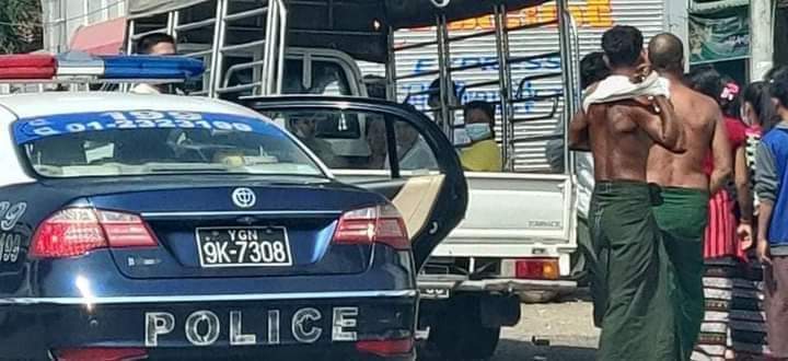 Oo_Poppi's tweet image. Tweetပေးကြပါအုံး

Myanmar police transporting thugs to downtown to create attacks to protesters. They change dress even after alighting from pics cars. They secretly hold knifes , steel rods and catapult s.

#WhatsHappeningInMyanmarNow