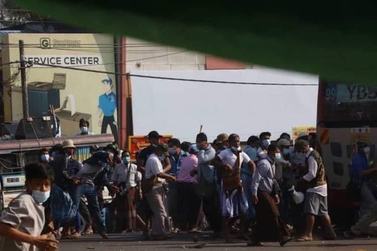 DaungFanClub's tweet photo. Photo caption -Dozens of thugs attack the residents inside a Myanma railway's residential quarter this morning in February 25.

Photos- BAP

#WhatsHappeninglnMyanmar 
#CrimesAgainstHumanity 
#Feb25Coup https://t.co/y32Cjdnui6