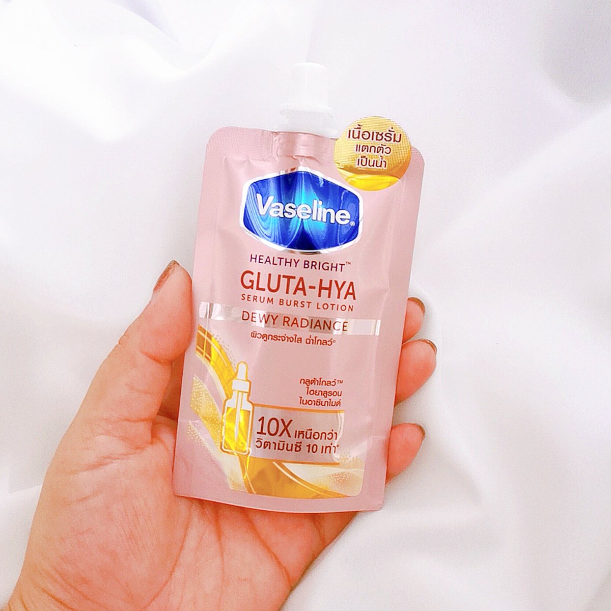 thisisoleang's tweet photo. วาสลีนสูตรใหม่คือว้าวมาก เพิ่งเคยเจอที่มี GLUTA กับ​ HYA​ อยู่ในโลชั่นทาตัวเคยเห็นแต่อยู่ในสกินแคร์หน้า​ ใช้แล้วผิวกระจ่าง​ใส​ฉ่ำๆ เนื้อเซรั่มคือแตกตัวเป็นน้ำซึมเข้าผิวไปเลยดีงามมาก​ ที่7-11 มีโปรแลกซื้อจาก29บาทเหลือ20บาท​ เด๋วจะไปตุนเพิ่ม
#วาสลีนกลูต้าไฮยา​ #มิติใหม่ของผิวดูไฮ https://t.co/iGxoxDf6XO