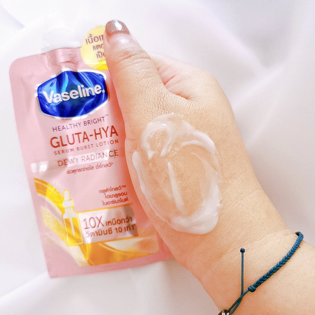 thisisoleang's tweet photo. วาสลีนสูตรใหม่คือว้าวมาก เพิ่งเคยเจอที่มี GLUTA กับ​ HYA​ อยู่ในโลชั่นทาตัวเคยเห็นแต่อยู่ในสกินแคร์หน้า​ ใช้แล้วผิวกระจ่าง​ใส​ฉ่ำๆ เนื้อเซรั่มคือแตกตัวเป็นน้ำซึมเข้าผิวไปเลยดีงามมาก​ ที่7-11 มีโปรแลกซื้อจาก29บาทเหลือ20บาท​ เด๋วจะไปตุนเพิ่ม
#วาสลีนกลูต้าไฮยา​ #มิติใหม่ของผิวดูไฮ https://t.co/iGxoxDf6XO