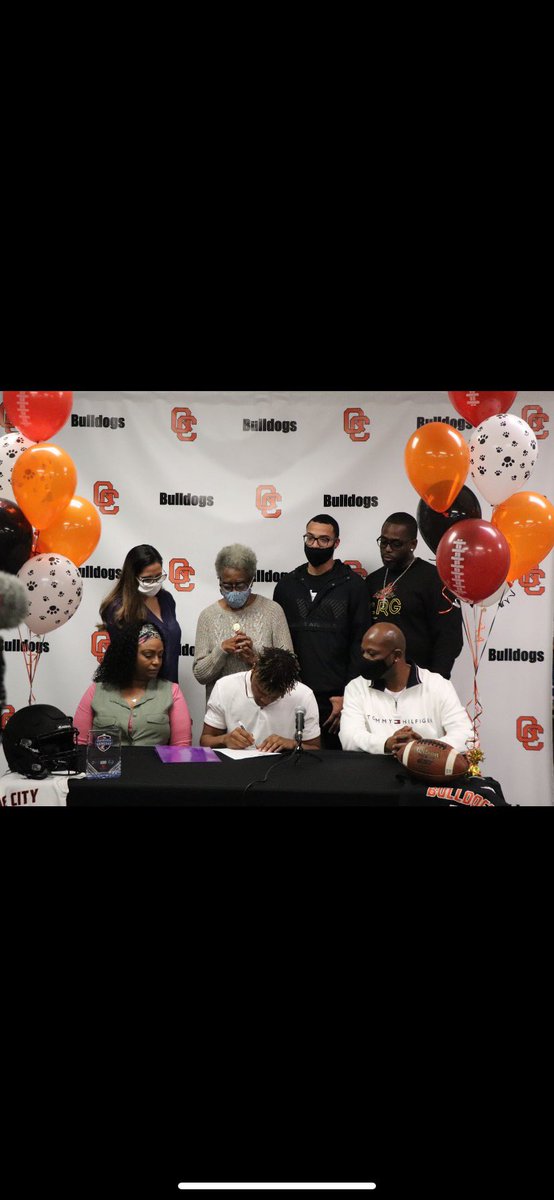 rascoe_damird1's tweet photo. Signing day 💜🦅@Coachcalexander @CoachBenavidez https://t.co/xKXa6sCGna