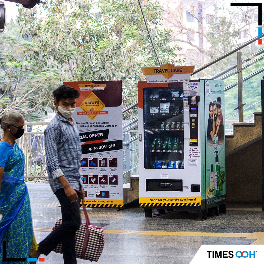times_ooh's tweet photo. #Himalaya Pure Hands Securing the #Metrokar with Sanitizer Supply across
@MumMetro free of cost. Travellers can also Purchase handy Sanitizer Bottles through the Vending Machines present at Andheri & Ghatkopar Stations.#Mumbaimetro #Campaign #DOOH https://t.co/GwM9g7l8w0
