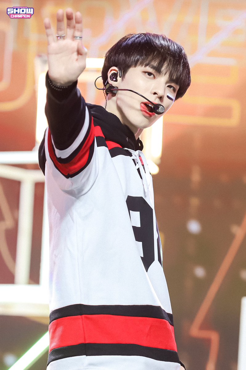 Gotmefocus_98's tweet photo. 🏈🏈🏈🏈🏈

#CIX #씨아이엑스 #비엑스 #BX #이병곤 https://t.co/0mSsgBXpzu