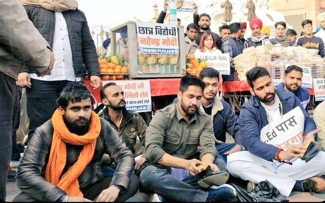 बेरोजगारों कि ये कैसी रेस है
जहां योग्यता पर भी केस है,
योग्य बैठे है सड़कों पर,
ये कैसा भारत देश है?
 ये कैसा भारत देश है?
#modi_job_do
#modi_rojgar_do
#modi_rojgar_do
