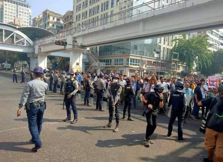 EaNhi1's tweet photo. The armed force protected the daily workers of the military supporters holding 'We stand with Our Defence Service' greened board.                          #WhatsHappeningInMyanmar https://t.co/nkBPdPrB32