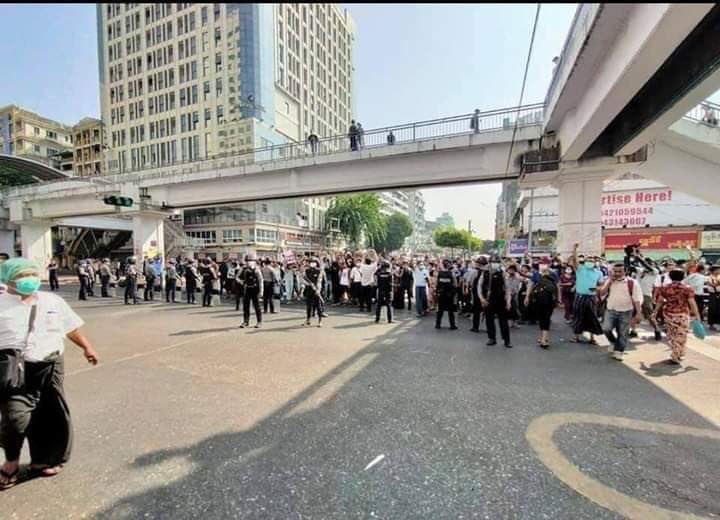 EaNhi1's tweet photo. The armed force protected the daily workers of the military supporters holding 'We stand with Our Defence Service' greened board.                          #WhatsHappeningInMyanmar https://t.co/nkBPdPrB32