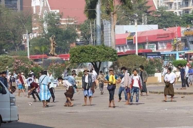 DandanieMyanmar's tweet photo. TW // Wounds &amp; Blood !! 

Dozens of thugs attack 
the residents inside a Myanma railway's residential quarter this morning in February 25.

REJECT MILITARY COUP

#Feb25Coup 
#WhatsHappeningInMyanmar https://t.co/eQU7xzOxXd