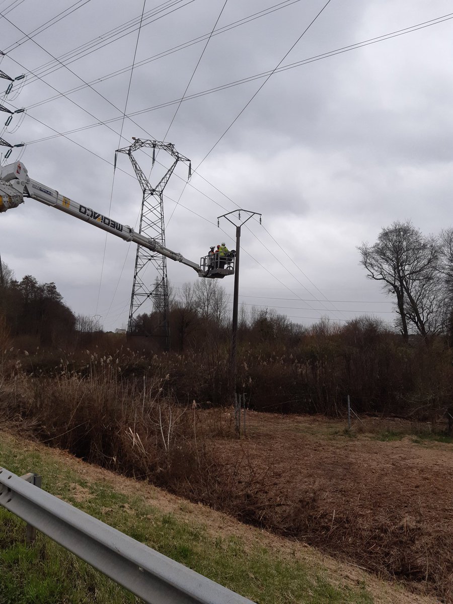 GregoryDeberdt's tweet photo. Sécurisation d'une traversée d'autoroute sur la commune de St Christoly de Blaye ce lundi matin. 💪
Avec l'aide d'une PEMP de location et son chauffeur,  les agents ont atteints l'ouvrage sans difficulté. https://t.co/6agn8cYnu2