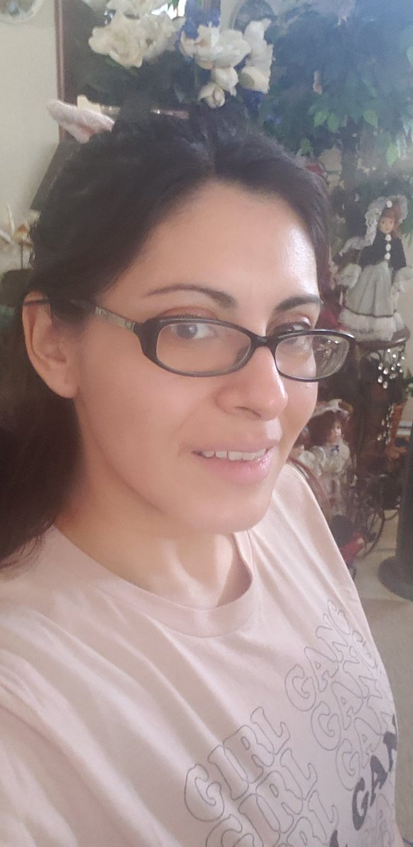 msvanitylang's tweet image. Posing with all things pink today because... On Wednesdays We Wear Pink! 😜💕

A few selfies and a few hand pics.

#onwednesdayswewearpink #handpics #handmodeling #bathandbodyworks #perfectpeony #athousandwishes #snake #snek