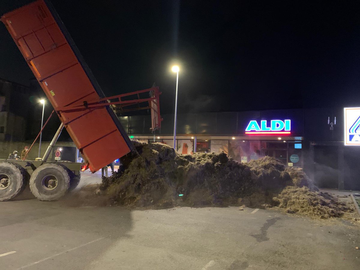 JYBricout's tweet photo. La bataille des prix continue : la pression monte : @usaa_02 et @jeunesagri02 en action pour une juste répartition de la valeur et l’application des Egalim : 
@FnseaGBP @FRSEAHdF @ChLambert_FNSEA @GreffinDamien @FNSEA @plumedeschamps @J_Denormandie @BenezitPatrick @rousseautrocy https://t.co/ndgdPMwNUu