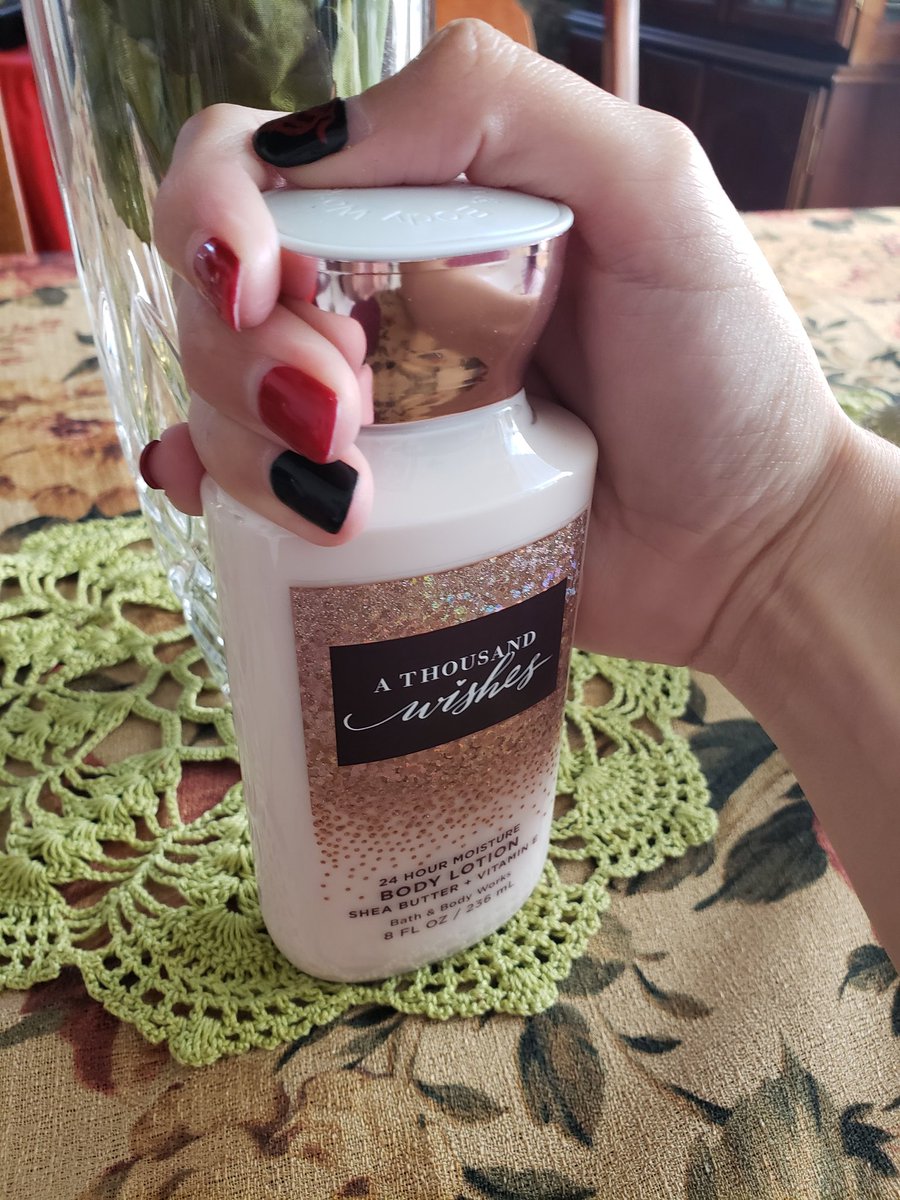 msvanitylang's tweet image. Posing with all things pink today because... On Wednesdays We Wear Pink! 😜💕

A few selfies and a few hand pics.

#onwednesdayswewearpink #handpics #handmodeling #bathandbodyworks #perfectpeony #athousandwishes #snake #snek