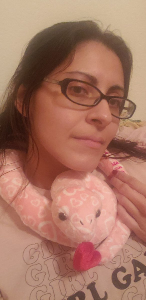 msvanitylang's tweet image. Posing with all things pink today because... On Wednesdays We Wear Pink! 😜💕

A few selfies and a few hand pics.

#onwednesdayswewearpink #handpics #handmodeling #bathandbodyworks #perfectpeony #athousandwishes #snake #snek