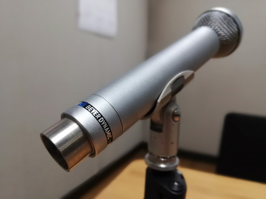 藤川貴央 Obcラジオ大阪アナウンサー ラジオ大阪のヴィンテージマイクシリーズ この可愛いマイク はドイツのベイヤーダイナミック社製のリボンマイク M160 多くのサウンドエンジニアやアーティストに支持された名機です 正面の指向性が強く